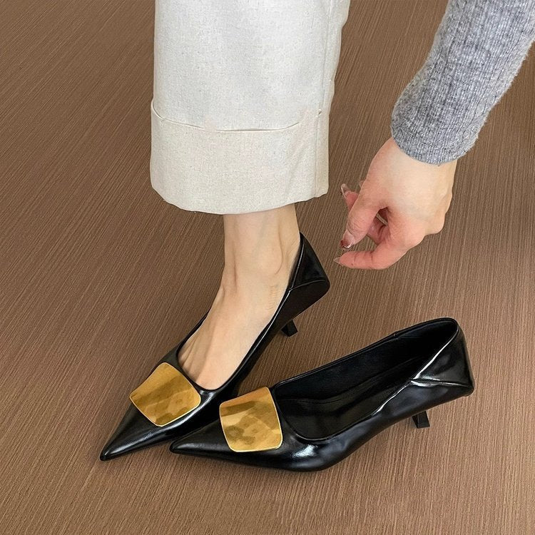 Damen Spitz zulaufende Lack‑Pumps mit niedrigem Kitten‑Absatz und dekorativer Metallapplikation Drune