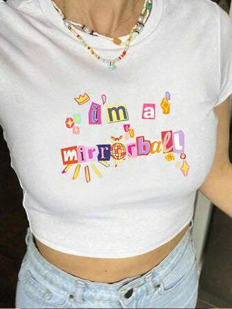 Damen figurbetontes Kurzarm-T-Shirt mit verspieltem Aufdruck Drune