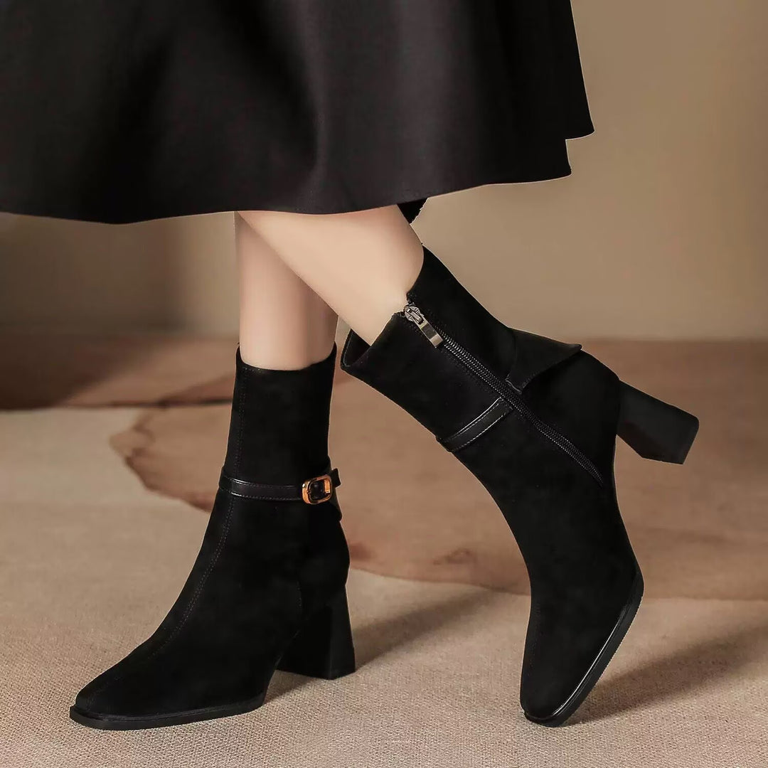 Damen nan elegante Veloursleder-Stiefelette mit mittlerem Blockabsatz und dekorativem Schnallenriemen Drune