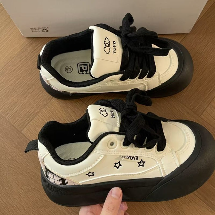 Damen Hochfront Sneaker mit trendigem Plateau und Sternen-Applikationen Drune
