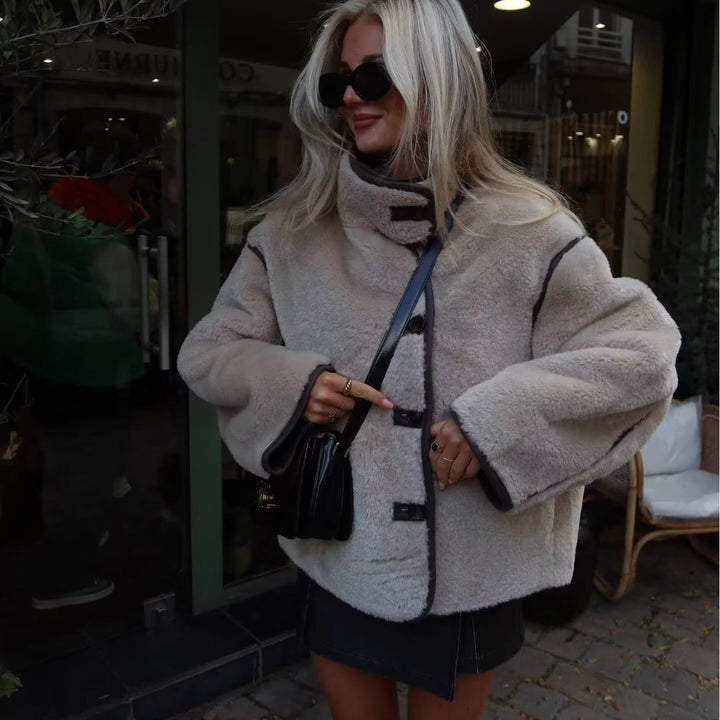 Damen nan kurze Schaffelloptik‑Jacke mit Stehkragen, verdeckter Knopfleiste und Eingrifftaschen Drune