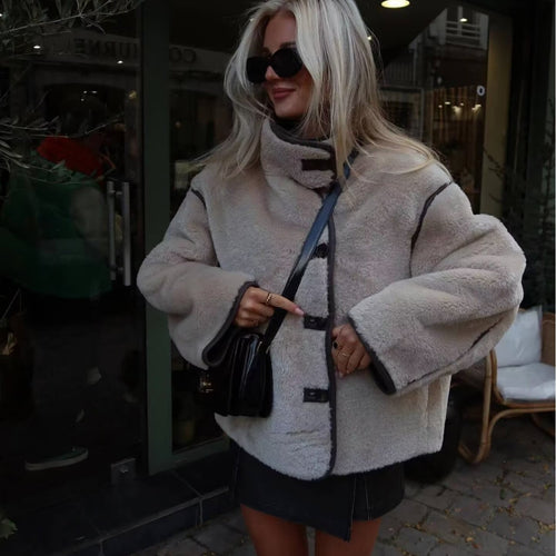 Damen nan kurze Schaffelloptik‑Jacke mit Stehkragen, verdeckter Knopfleiste und Eingrifftaschen Drune