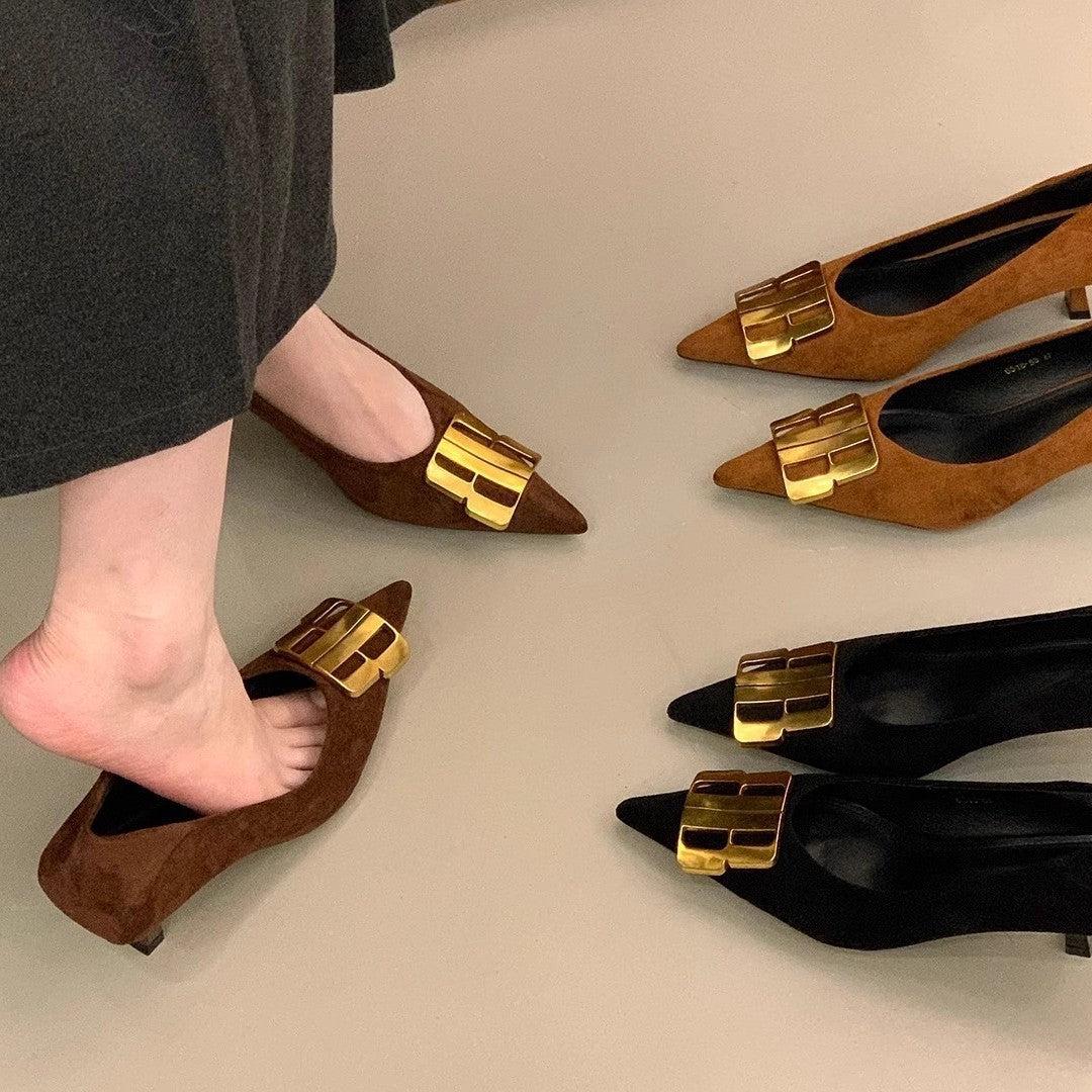 Damen Elegante spitz zulaufende Samtoptik-Kitten-Heel Pumps mit markanter Metallschließe Drune