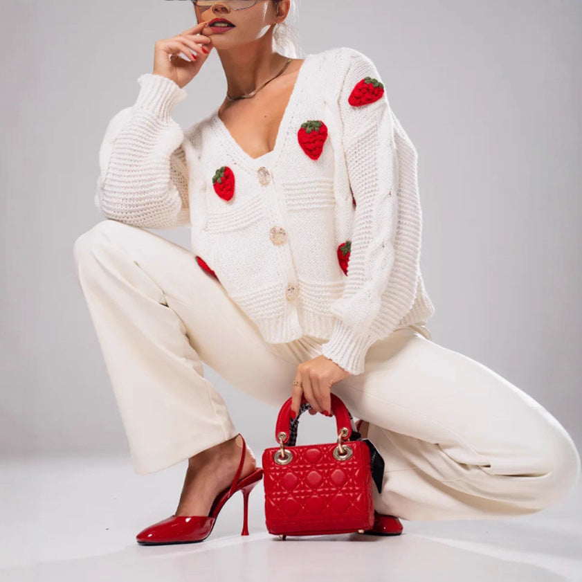 Damen Kurzgeschnittene Strickjacke mit V‑Ausschnitt und gehäkelten Erdbeerapplikationen Drune