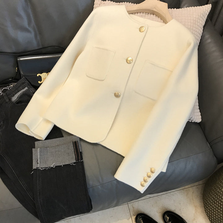 Damen Kurzblazer aus Wollmix mit Rundhalsausschnitt, Pattentaschen und goldenen Zierknöpfen Drune