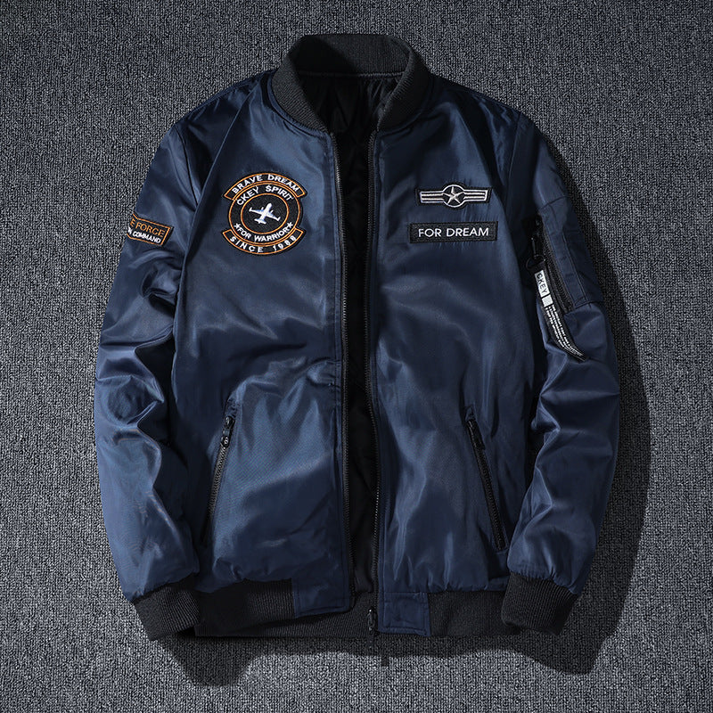Männermode  leichte glänzende Nylon Bomberjacke mit Badge-Detail, verstecktem Sturmblenden und Reißverschlusstaschen am Ärmel Drune