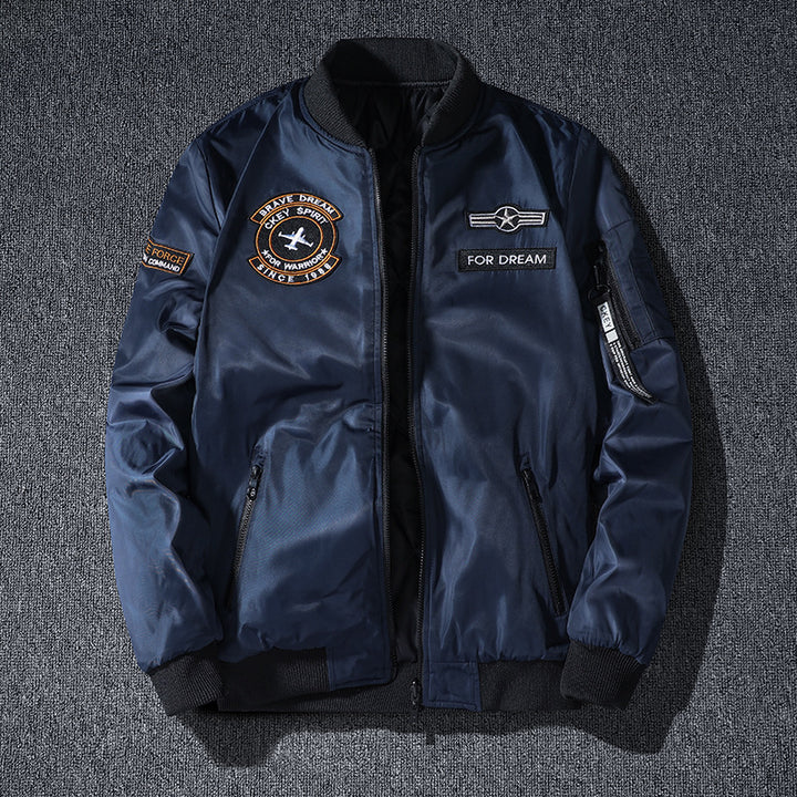 Männermode  leichte glänzende Nylon Bomberjacke mit Badge-Detail, verstecktem Sturmblenden und Reißverschlusstaschen am Ärmel Drune