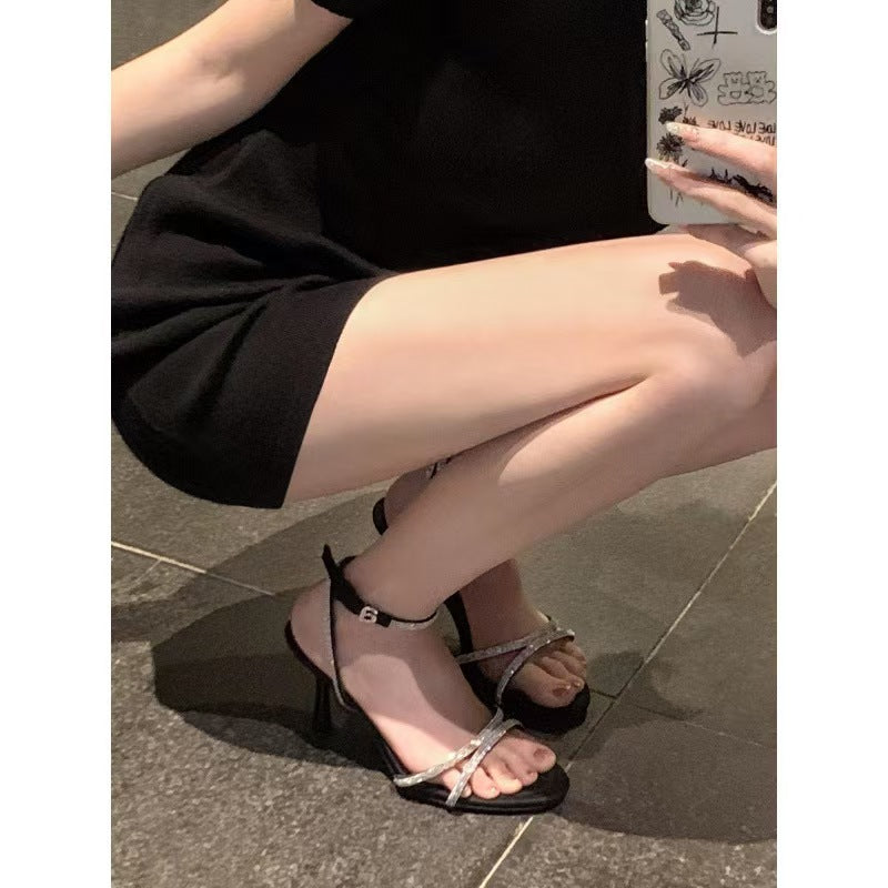 Damen Glitzernde Riemchen‑Stiletto‑Sandalette mit Knöchelriemen und filigranen Strassbesätzen Drune