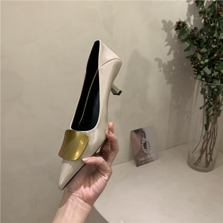 Damen Elegante spitz zulaufende Pumps mit goldener Zierplatte und geformtem Kittenabsatz Drune