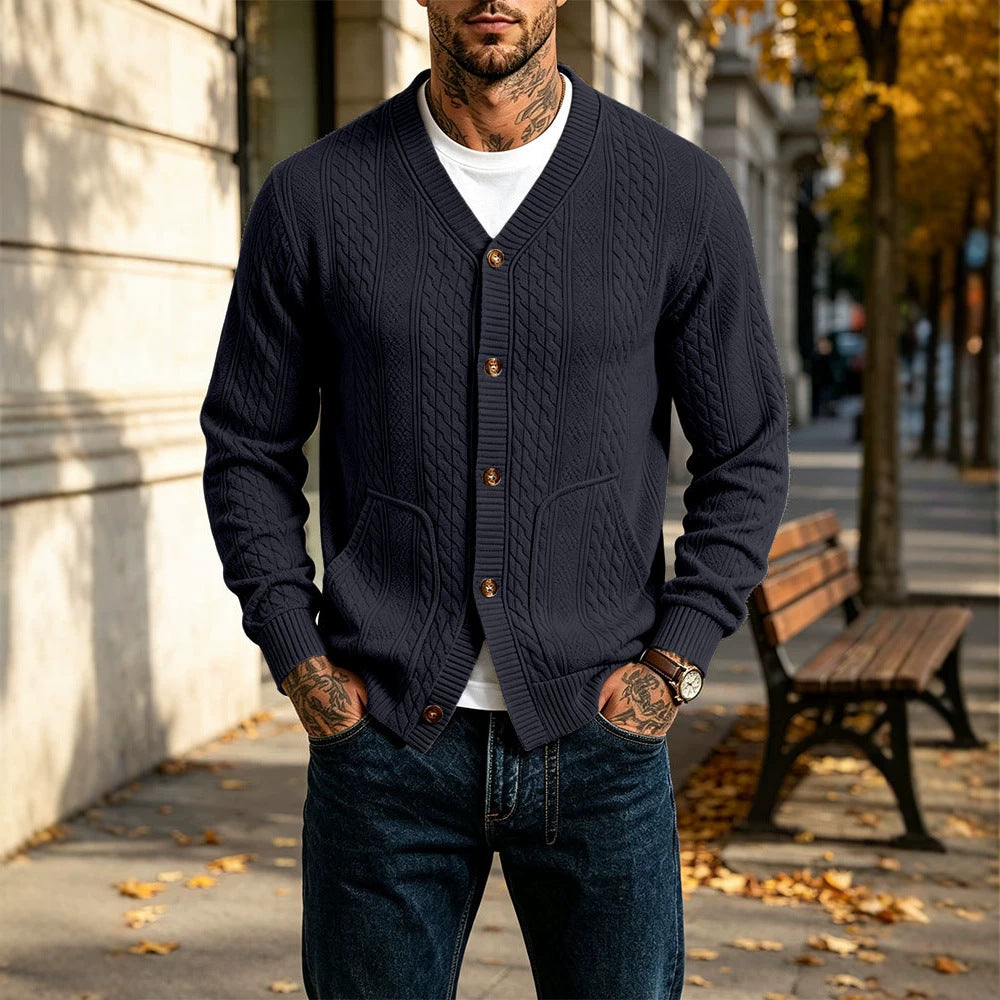 Herren Gestrickte Strickjacke mit Zopfmuster, V‑Ausschnitt und aufgesetzten Taschen Drune