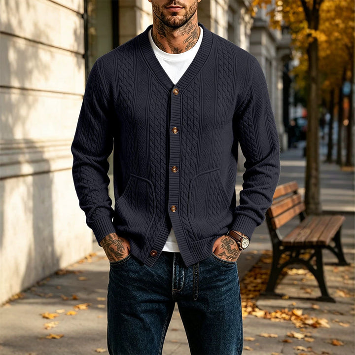 Herren Gestrickte Strickjacke mit Zopfmuster, V‑Ausschnitt und aufgesetzten Taschen Drune