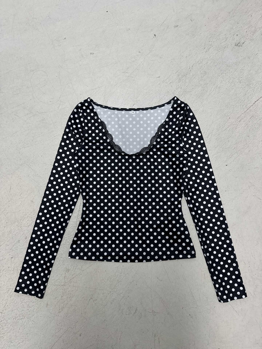 Damen nan figurbetontes Punktmuster‑Longsleeve mit Spitzenrand und dezentem Raffungseinsatz Drune