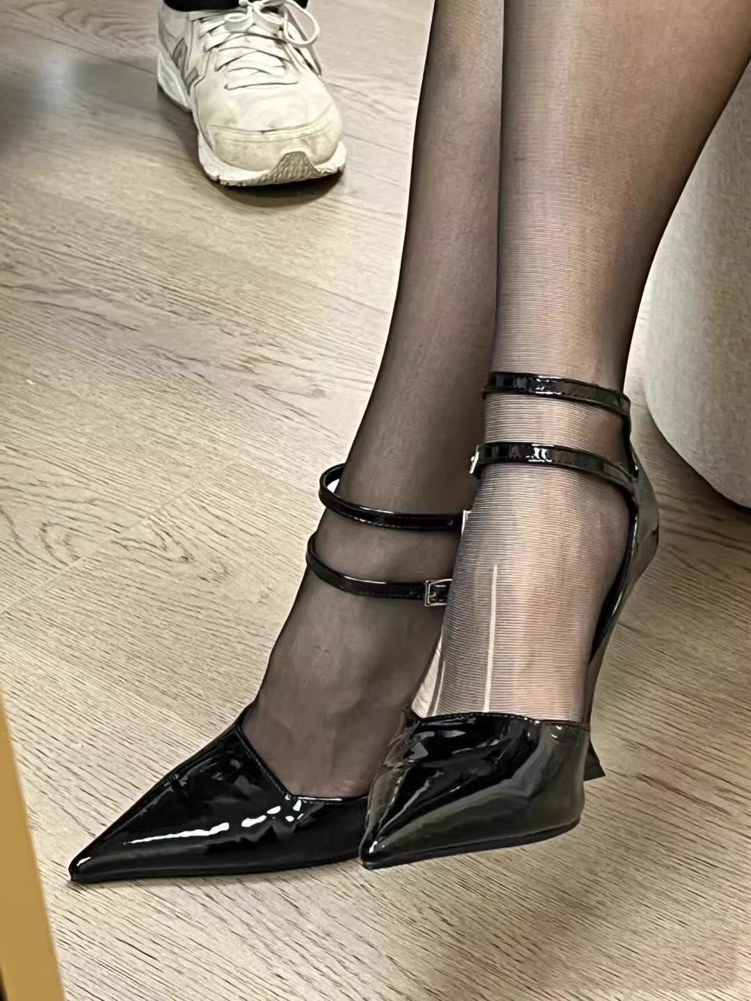 Damen Spitz zulaufende Lackpumps im Mary-Jane‑Stil mit doppeltem Knöchelriemen und sculpted Kittenabsatz Drune