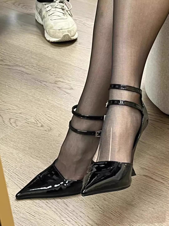 Damen Spitz zulaufende Lackpumps im Mary-Jane‑Stil mit doppeltem Knöchelriemen und sculpted Kittenabsatz Drune