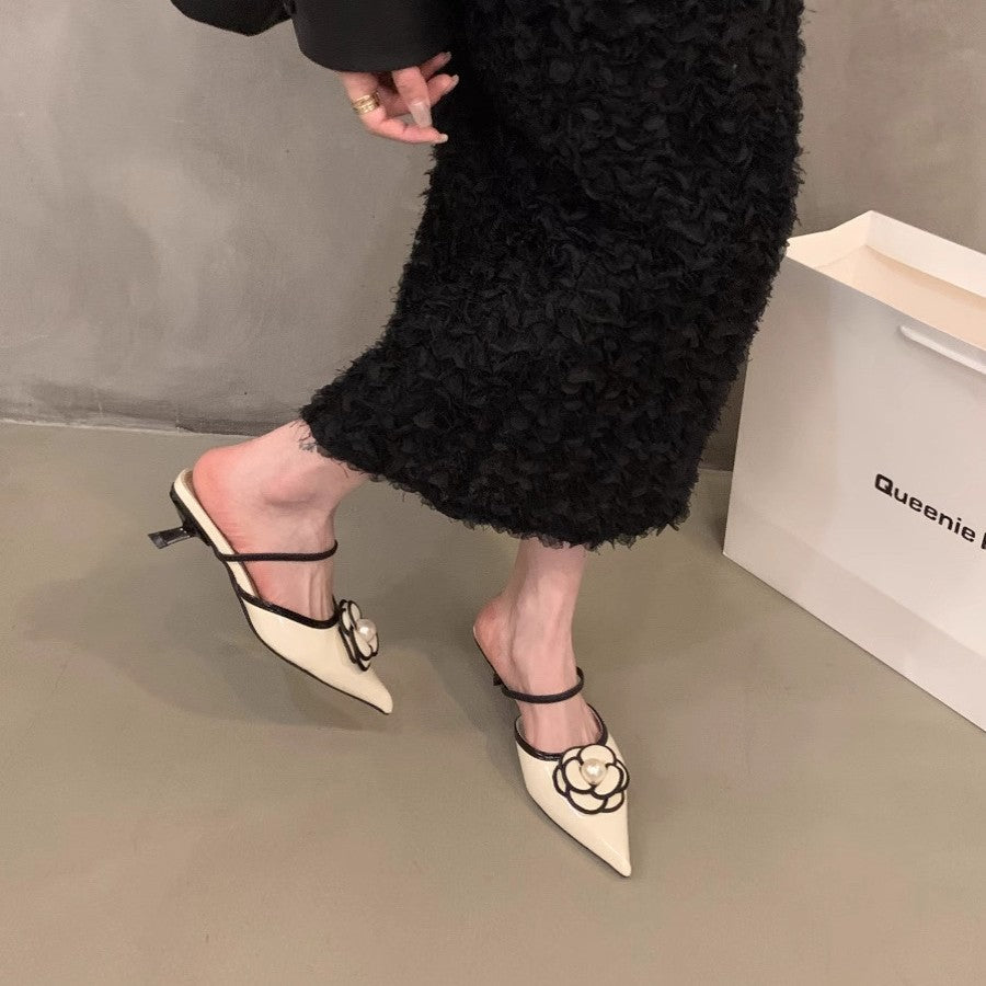 Damen spitz zulaufende Satin‑Mules mit zartem Knöchelriemen und Perlen‑Blütenapplikation Drune