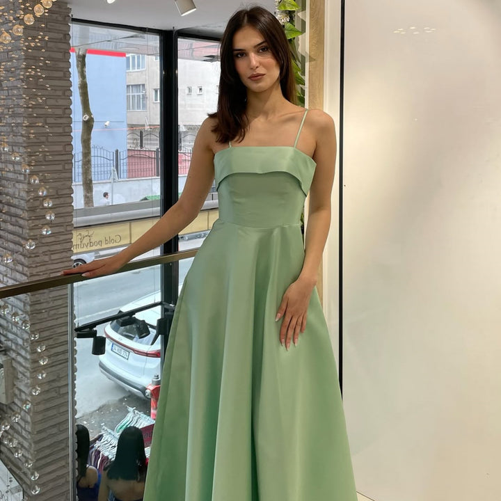 Damen Abendkleid mit feinen Spaghettiträgern und fließendem Rock Drune