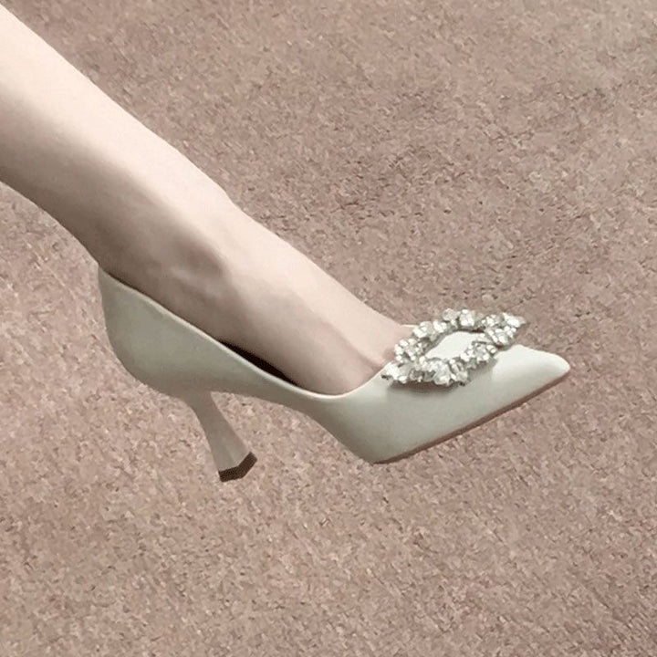 Damen Samt‑Mules mit spitzer Zehenpartie, funkelnder Kristallbrosche und schlankem Stiletto Drune