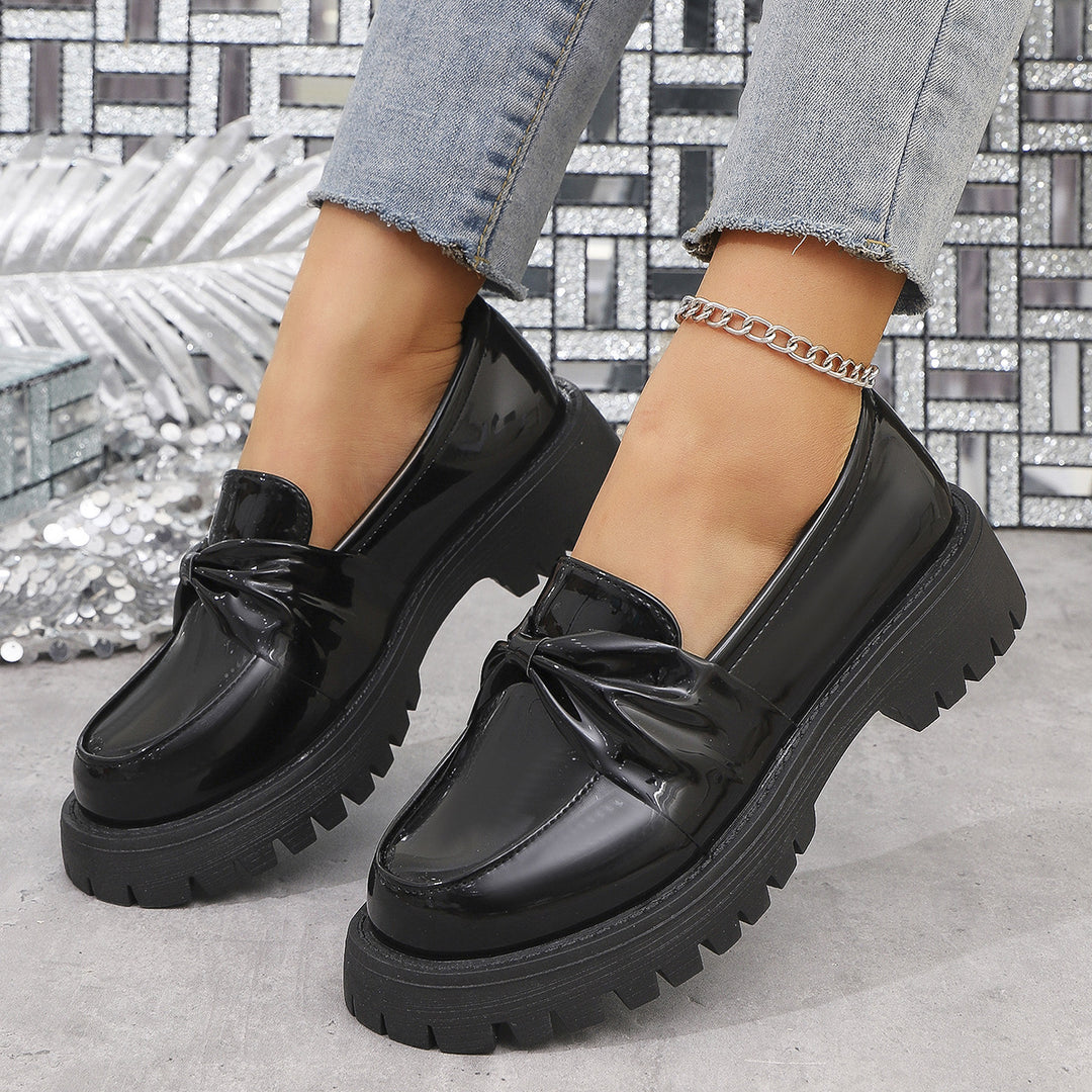 Damen  glänzende Plateau-Loafer mit übergroßer Schleifenapplikation und profilierter Gummisohle Drune