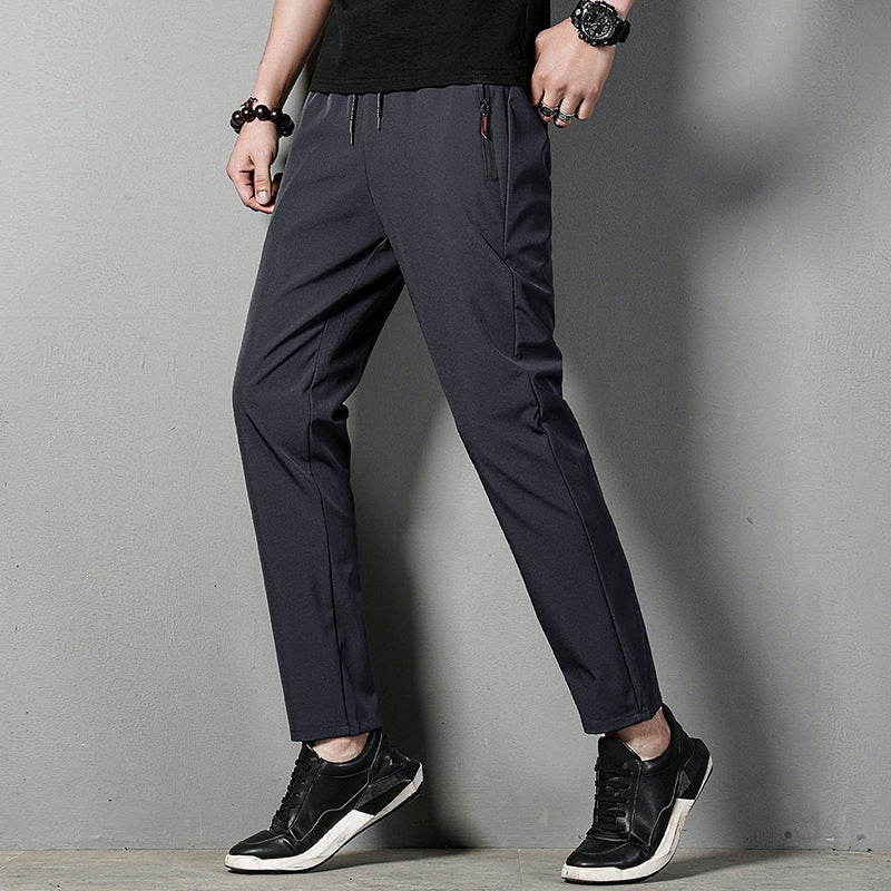 Herren schmal geschnittene Tech-Chino Jogginghose mit elastischem Kordelbund, verdeckten Reißverschlusstaschen und vorgeformten Knien Drune