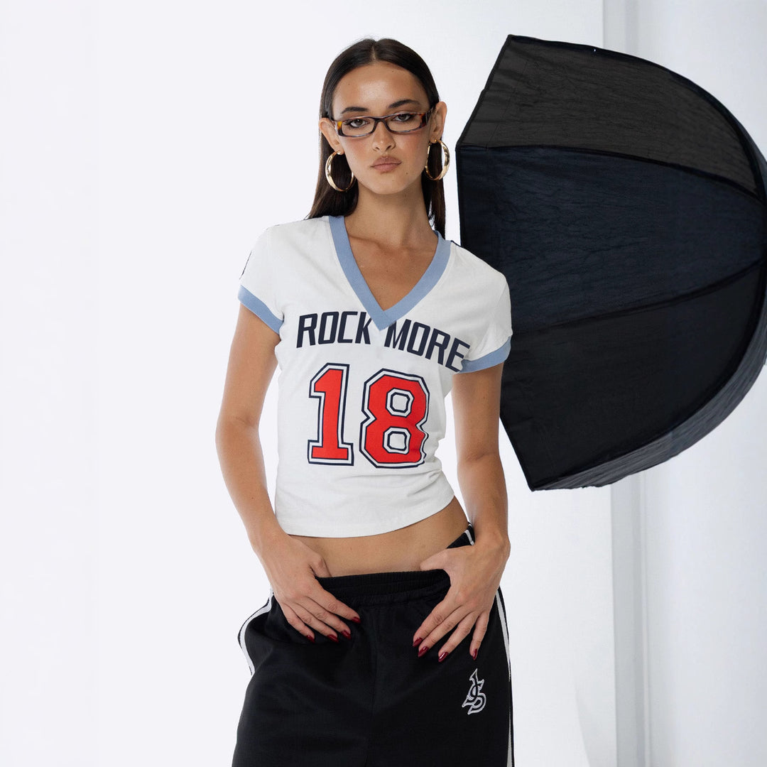 Damen V-Ausschnitt Kurzarm-Shirt mit sportlichem Statement-Druck Drune