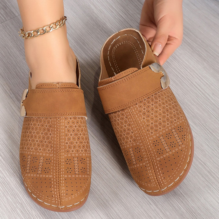 Damen Bequeme Slipper‑Pantoletten mit verstellbarem Schnallenriemen und dekorativer Perforation Drune