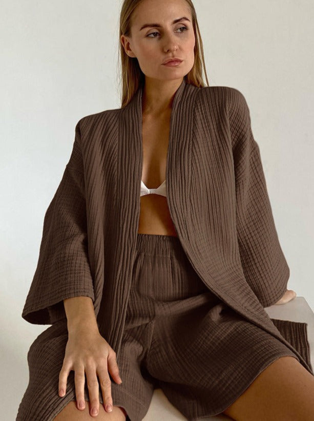 Drune Set für Zuhause: Locker sitzende Strickjacke und Shorts