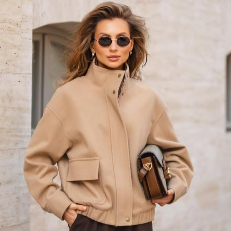 Damen Kurzblouson aus Wollmix im Utility‑Look mit Stehkragen, Klappentaschen und elastischem Saum Drune