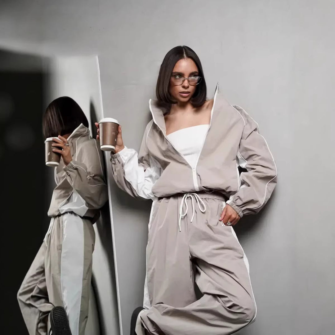 Damen sportlich-elegantes Trackset mit Stehkragen, Reißverschlussjacke und weitem Seitenstreifen-Hose Drune