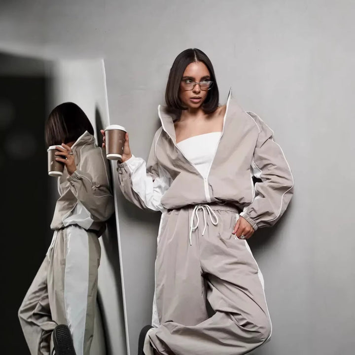 Damen sportlich-elegantes Trackset mit Stehkragen, Reißverschlussjacke und weitem Seitenstreifen-Hose Drune