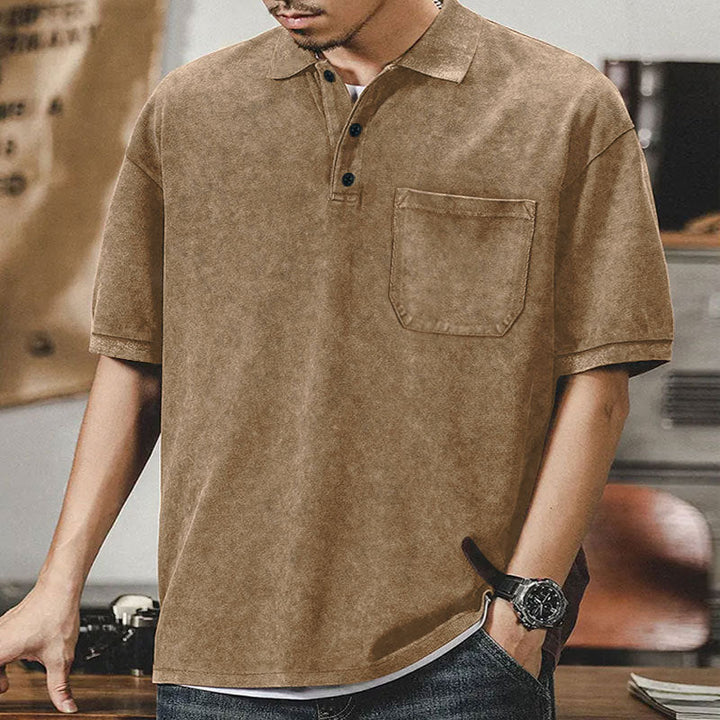 Herren nan locker geschnittenes Baumwoll-Poloshirt mit aufgesetzter Brusttasche und kurzer Knopfleiste Drune