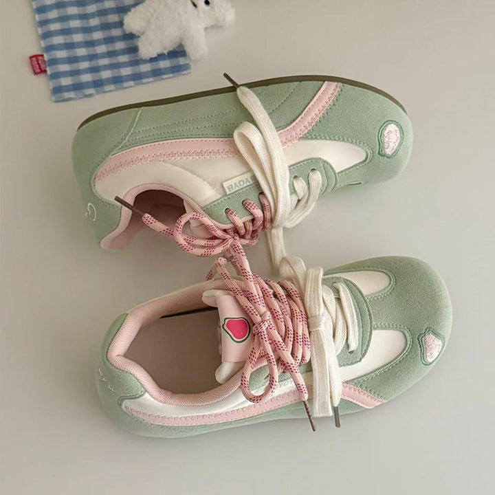 Damen Retro Pastell‑Sneaker mit Veloursoptik, gepolstertem Komfortfußbett und Herz‑Patch Drune