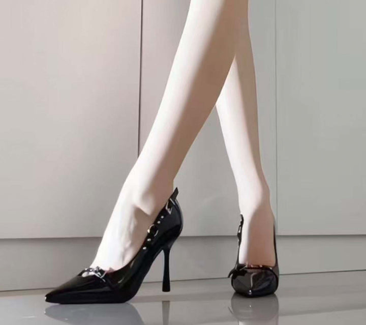 Damen Spitz zulaufende Lackpumps mit schmalem Stiletto und Zierdetail Drune