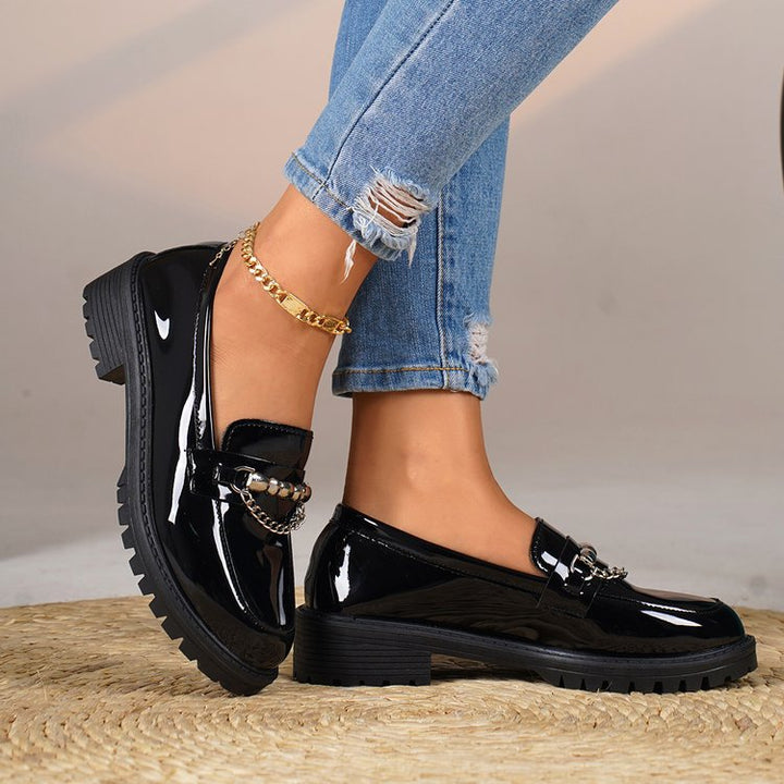 Damen Lack-Loafer mit profilierter Gummisohle und Kettendetail Drune