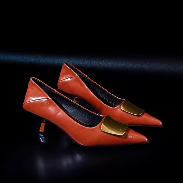 Damen Spitz zulaufende Lack‑Pumps mit niedrigem Kitten‑Absatz und dekorativer Metallapplikation Drune