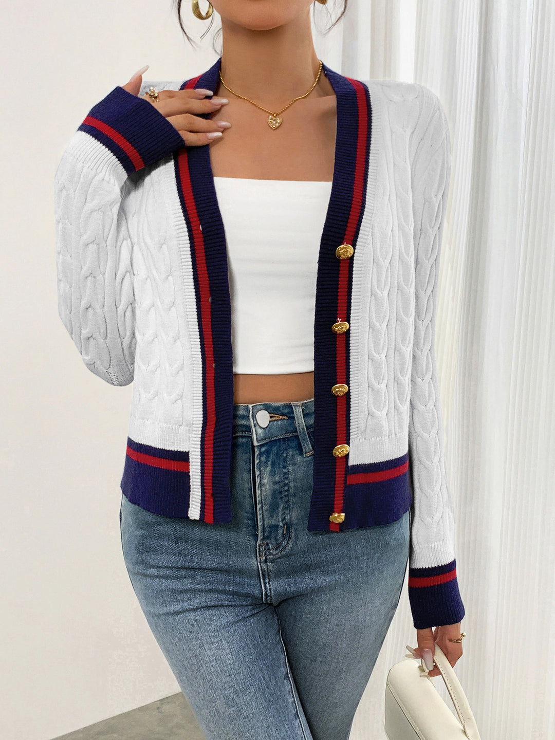 Damen Strickjacke mit klassischen Zopfmuster und kontrastierenden Akzenten Drune