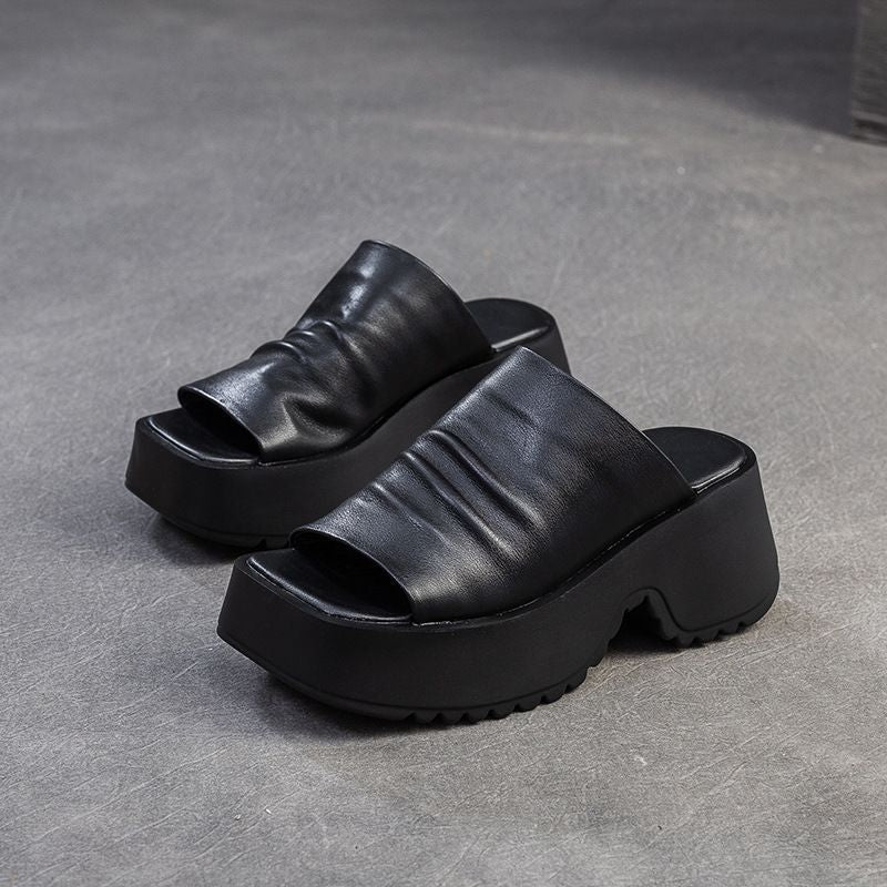 Damen Gepolsterte Plateau‑Slides mit skulptierter Profilsohle und gerafftem Lederoberschuh Drune