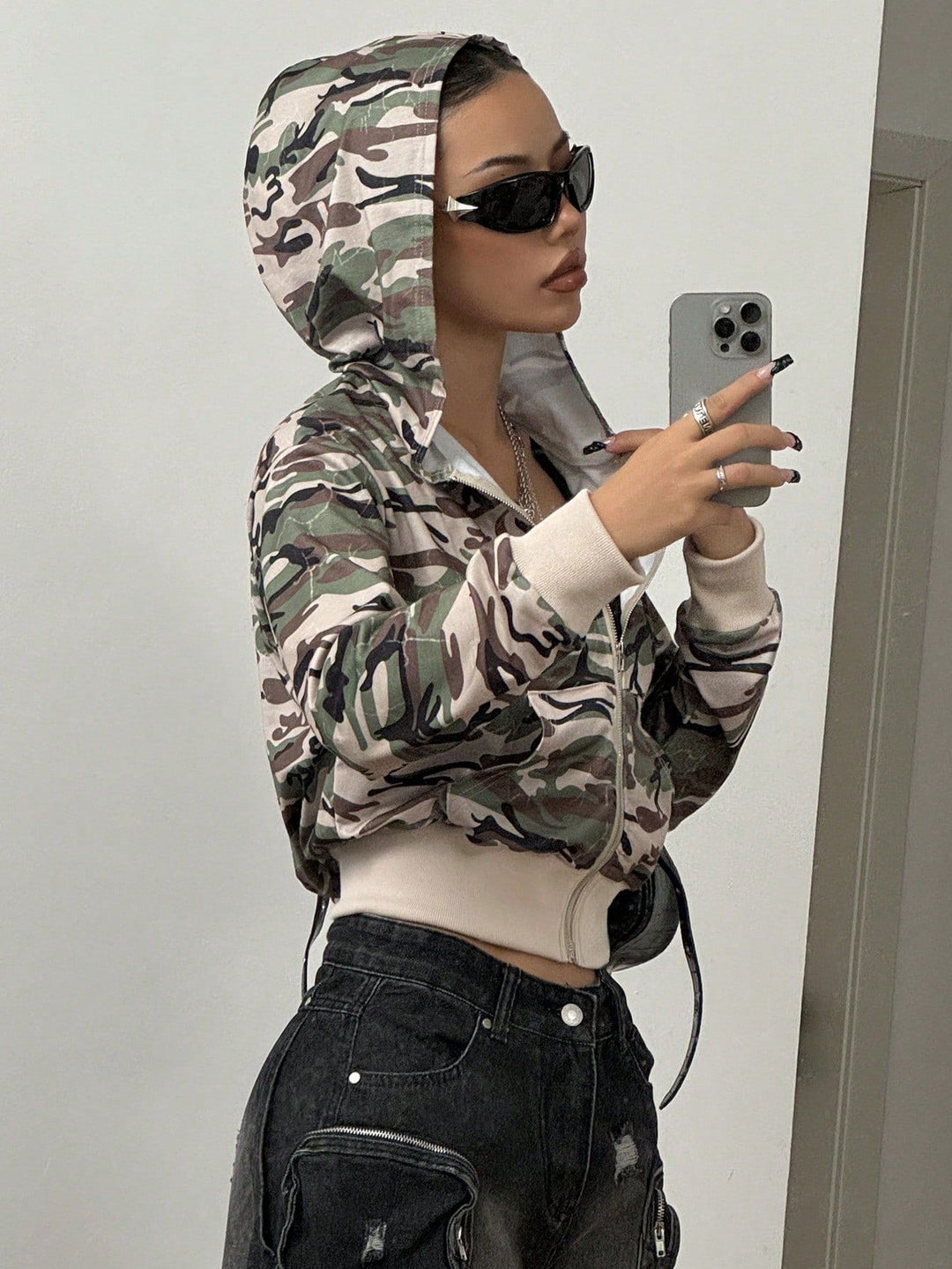 Damen kurz geschnittene Kapuzenjacke im modernen Camouflage-Stil Drune