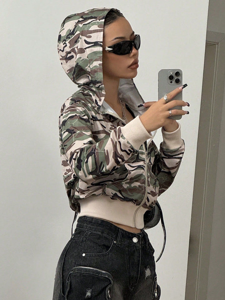 Damen kurz geschnittene Kapuzenjacke im modernen Camouflage-Stil Drune