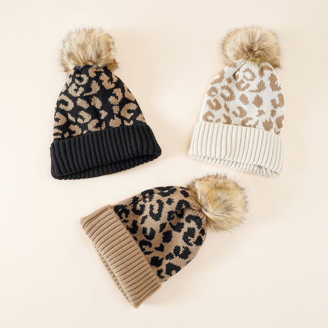 Damen Strickmütze mit elegantem Leopardenmuster und kuscheligem Kunstfellpompon Drune