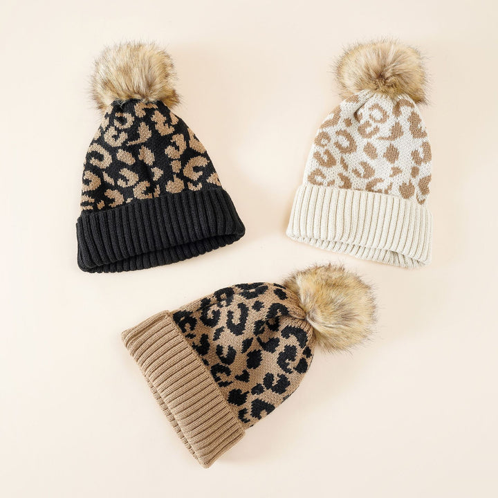 Damen Strickmütze mit elegantem Leopardenmuster und kuscheligem Kunstfellpompon Drune