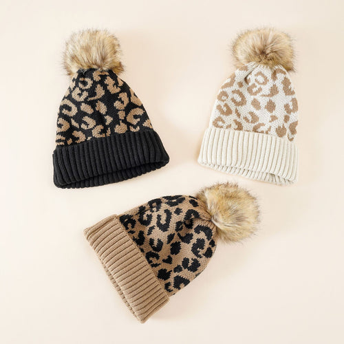 Damen Strickmütze mit elegantem Leopardenmuster und kuscheligem Kunstfellpompon Drune