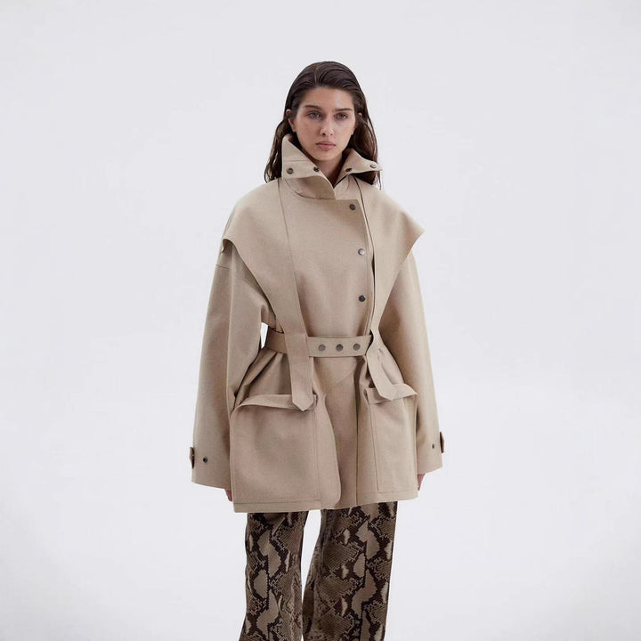 Damen Taillierte Übergangsjacke mit Stehkragen, Schultercape und Bindegürtel Drune