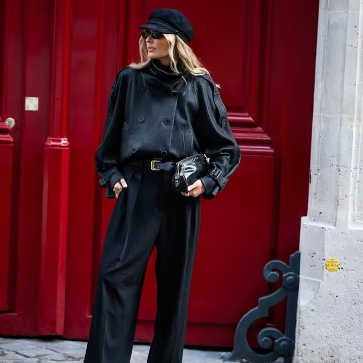 Damen Kurz‑Cape‑Trenchcoat aus veganer Lederoptik mit hohem Stehkragen und Schnallenärmeln Drune