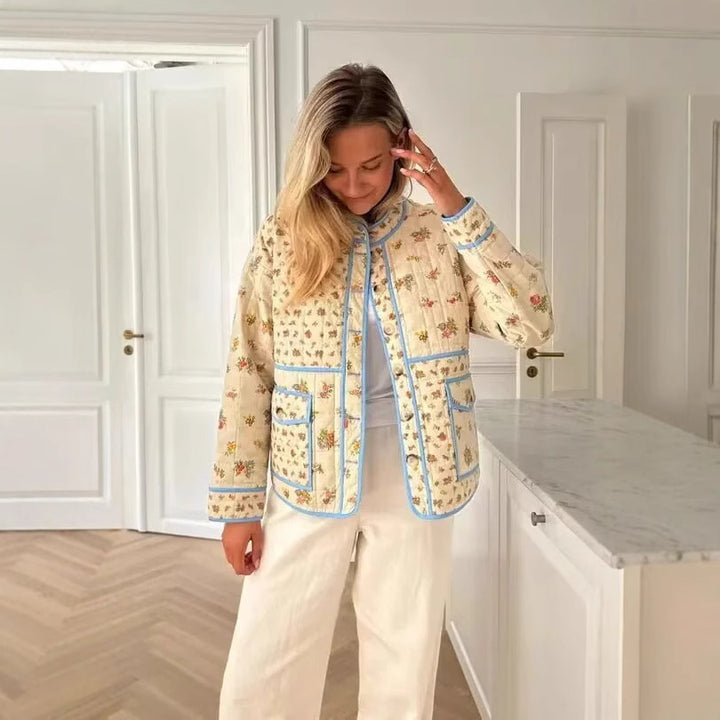 Damen nan gesteppte Boxy-Jacke mit floralem Alloverprint, kontrastierender Paspel und aufgesetzten Klappentaschen Drune