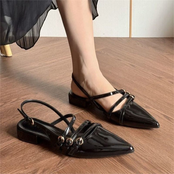 Damen Spitz zulaufende flache Lack-Slingbacks mit dreifacher Zierriemen-Optik und kleinem Blockabsatz Drune