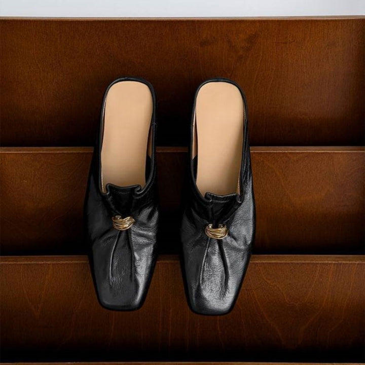 Damen Elegante Leder‑Mules mit quadratischer Kappe, soften Falteneffekt und dekorativer Metallkordel Drune