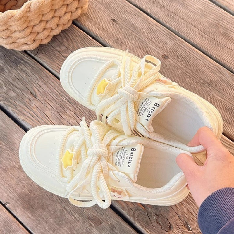 Damen Sportliche Sneakers mit verspielten Applikationen Drune
