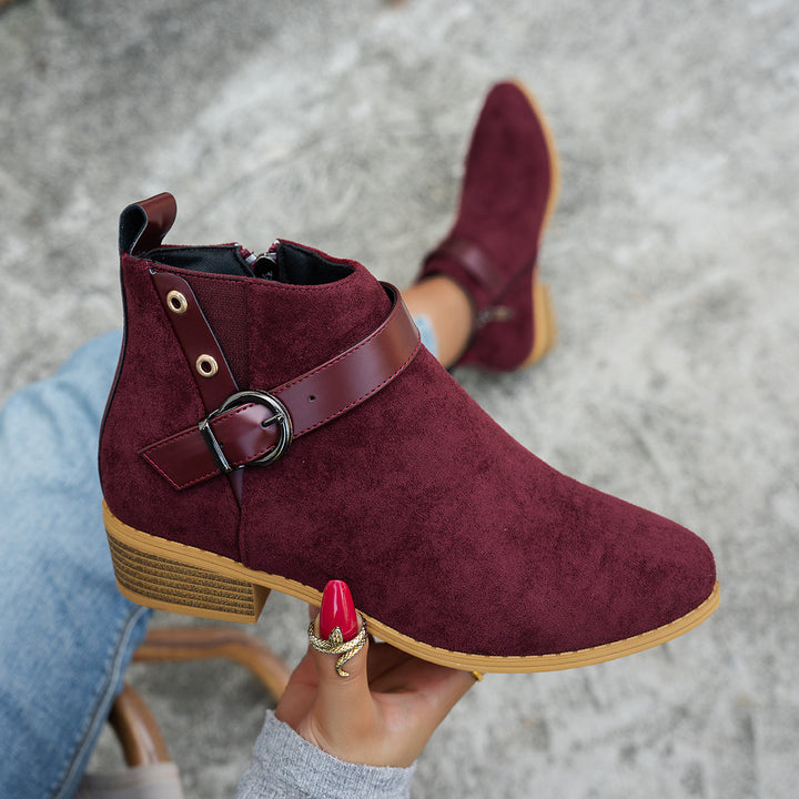 Damen Kurzschaft-Stiefelette aus Wildlederoptik mit seitlichem Reißverschluss und Ziergurt Drune