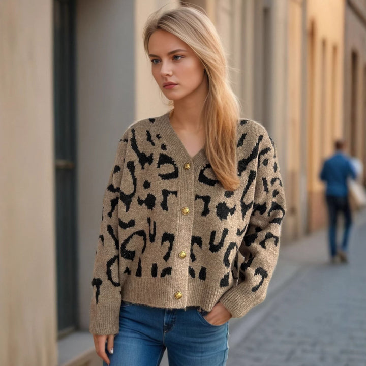 Damen modische Strickjacke mit animalischem Muster und goldenen Knöpfen Drune