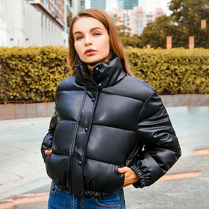 Damen nan kurze taillierte Steppjacke aus veganem Leder mit hohem Stehkragen und elastischem Saum Drune